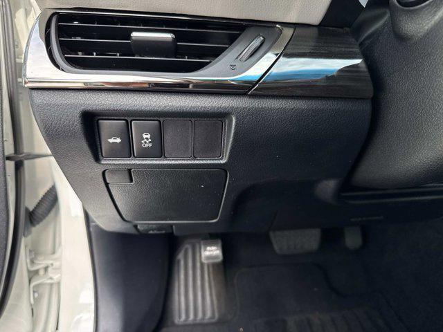 Photo of 2014 Blizzard Pearl Toyota Avalon
