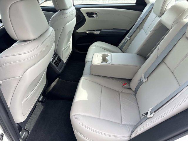 Photo of 2014 Blizzard Pearl Toyota Avalon
