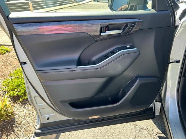 Photo of 2021 Celestial Silver Metallic Toyota Highlander