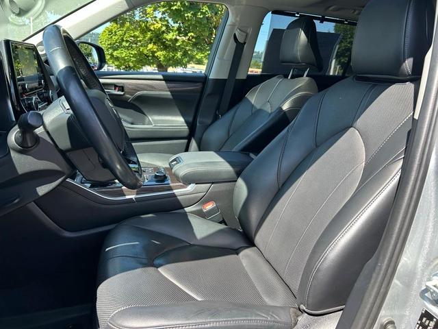 Photo of 2021 Celestial Silver Metallic Toyota Highlander