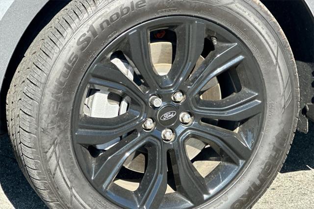 Photo of 2024 Carbonized Gray Metallic Ford Edge