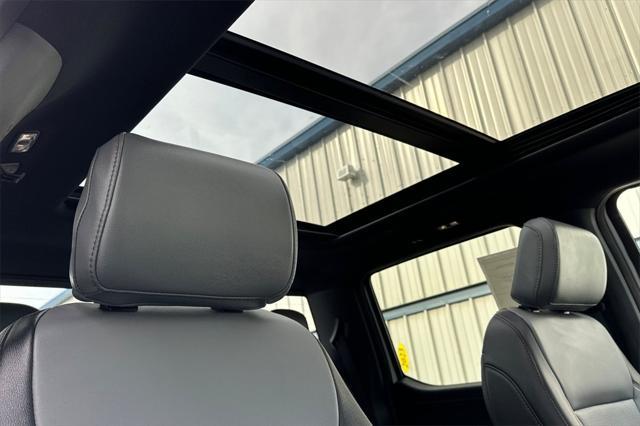 Photo of 2025 Oxford White Ford F-150 Lightning