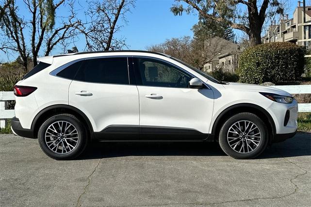 Photo of 2025 Star White Metallic Tri-Coat Ford Escape PHEV