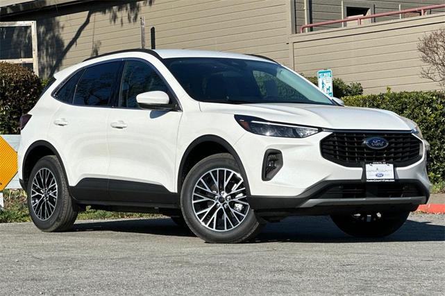 Photo of 2025 Star White Metallic Tri-Coat Ford Escape PHEV