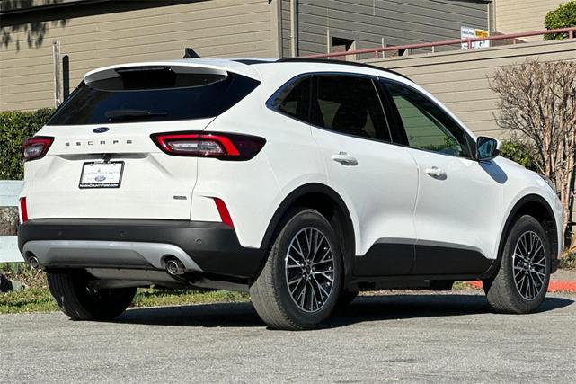 Photo of 2025 Star White Metallic Tri-Coat Ford Escape PHEV
