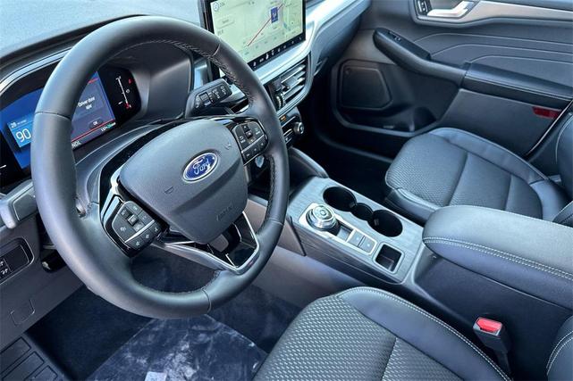 Photo of 2025 Star White Metallic Tri-Coat Ford Escape PHEV