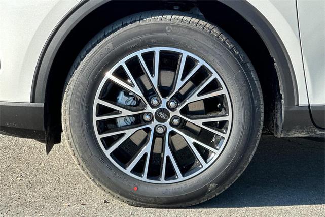 Photo of 2025 Star White Metallic Tri-Coat Ford Escape PHEV