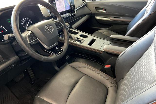 Photo of 2021 Midnight Black Metallic Toyota Sienna