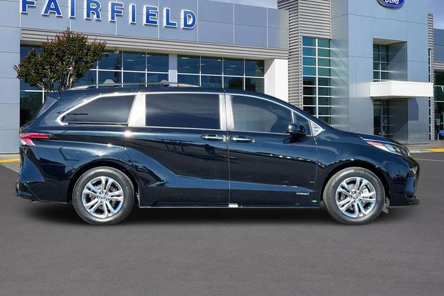 Photo of 2021 Midnight Black Metallic Toyota Sienna