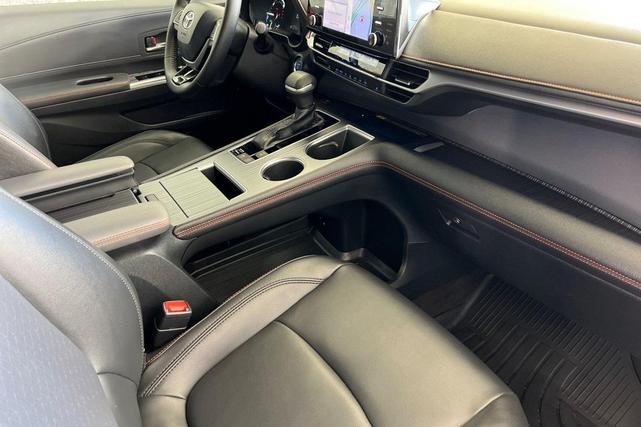 Photo of 2021 Midnight Black Metallic Toyota Sienna