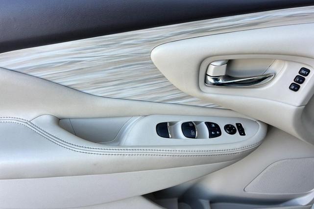 Photo of 2018 Pearl White Nissan Murano