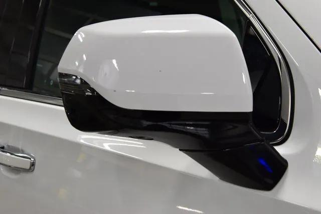 Photo of 2023 Summit White GMC Yukon XL