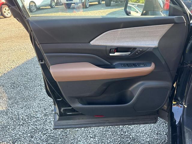 Photo of 2025 Midnight Black Metallic Toyota Grand Highlander