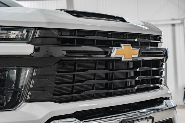 Photo of 2025 Summit White Chevrolet Silverado 3500