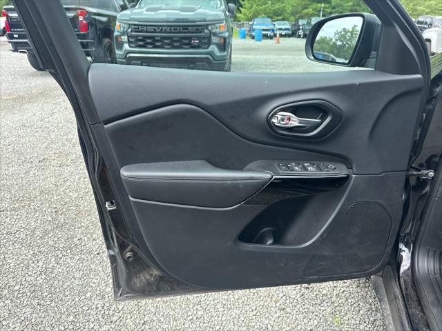 Photo of 2023 Diamond Black Crystal Pearlcoat Jeep Cherokee