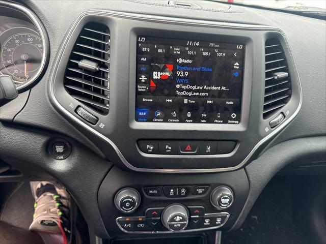 Photo of 2023 Diamond Black Crystal Pearlcoat Jeep Cherokee
