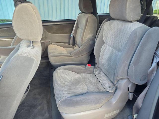 Photo of 2006 Silver Shadow Pearl Toyota Sienna