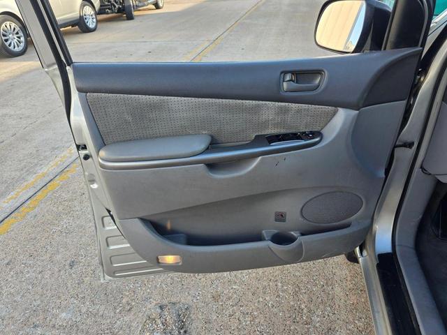 Photo of 2006 Silver Shadow Pearl Toyota Sienna