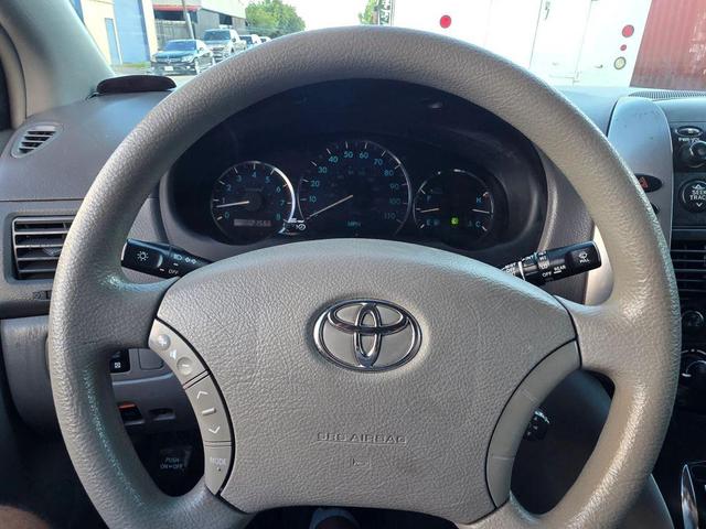 Photo of 2006 Silver Shadow Pearl Toyota Sienna