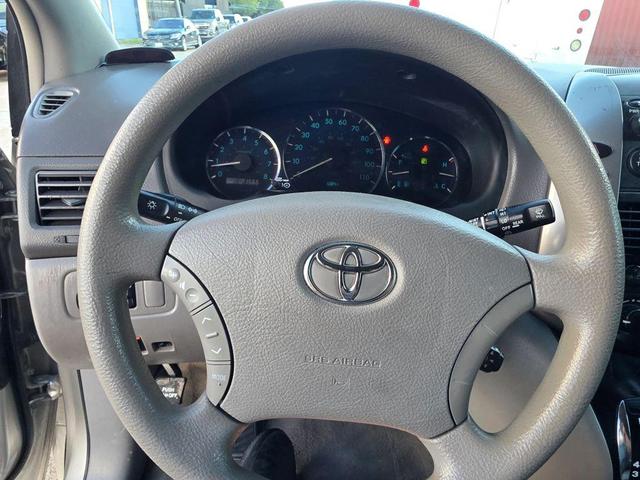 Photo of 2006 Silver Shadow Pearl Toyota Sienna