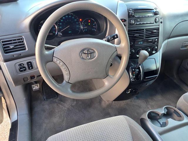 Photo of 2006 Silver Shadow Pearl Toyota Sienna
