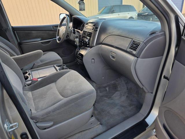 Photo of 2006 Silver Shadow Pearl Toyota Sienna