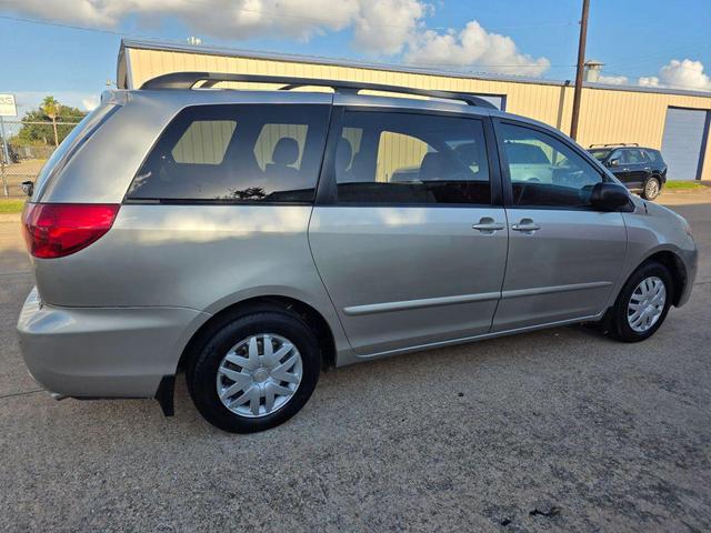 Photo of 2006 Silver Shadow Pearl Toyota Sienna