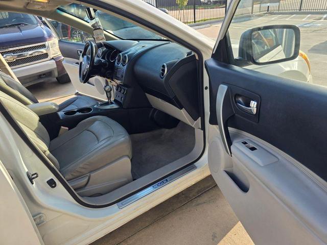 Photo of 2011 Pearl White Nissan Rogue