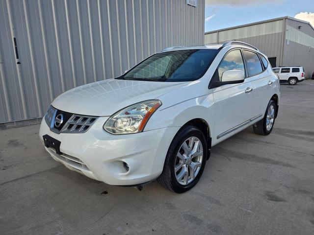 Photo of 2011 Pearl White Nissan Rogue