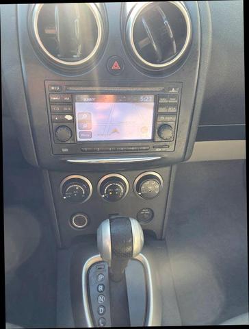 Photo of 2011 Pearl White Nissan Rogue