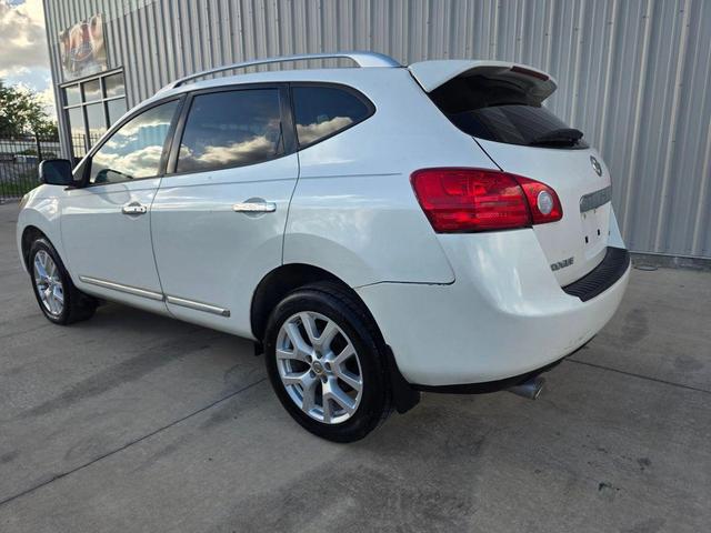 Photo of 2011 Pearl White Nissan Rogue