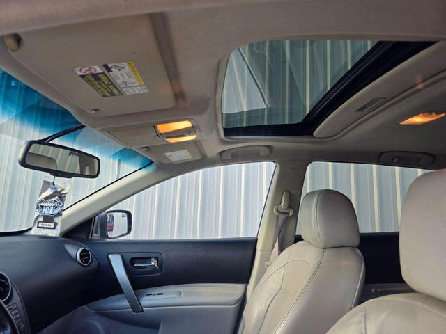 Photo of 2011 Pearl White Nissan Rogue