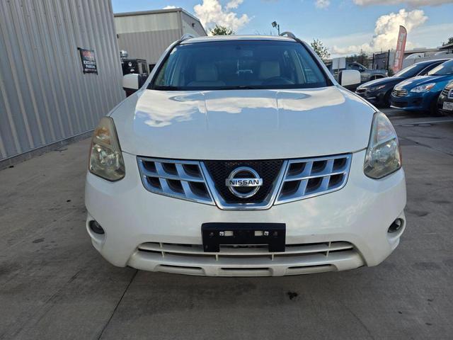 Photo of 2011 Pearl White Nissan Rogue