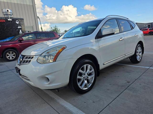 Photo of 2011 Pearl White Nissan Rogue
