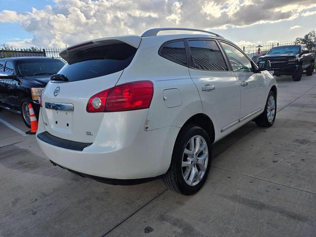 Photo of 2011 Pearl White Nissan Rogue