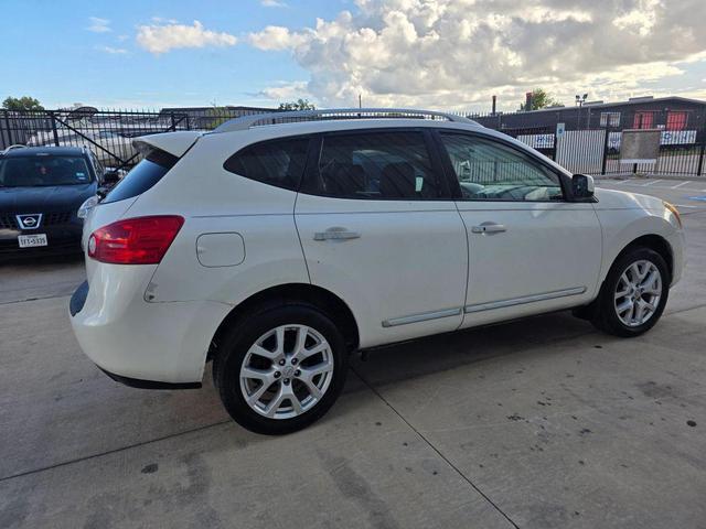 Photo of 2011 Pearl White Nissan Rogue