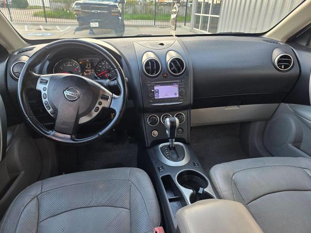 Photo of 2011 Pearl White Nissan Rogue