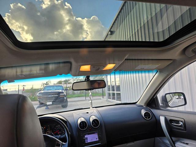 Photo of 2011 Pearl White Nissan Rogue