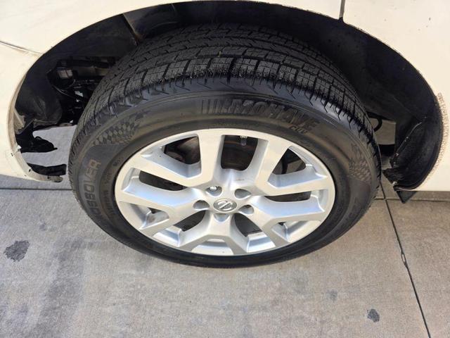 Photo of 2011 Pearl White Nissan Rogue
