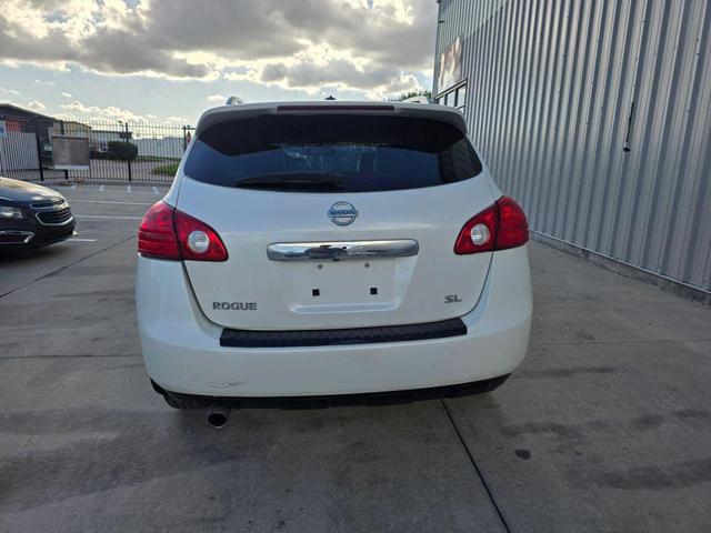 Photo of 2011 Pearl White Nissan Rogue
