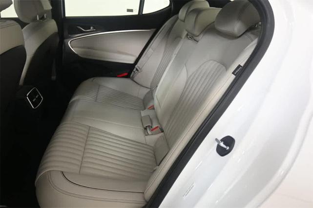 Photo of 2025 White Genesis G70