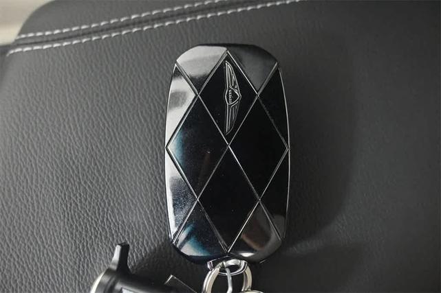 Photo of 2025 White Genesis G70