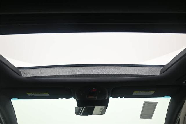 Photo of 2025 White Genesis G70