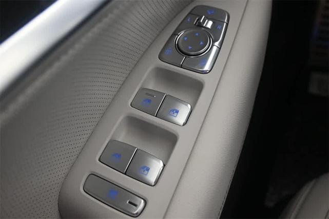 Photo of 2025 White Genesis G70