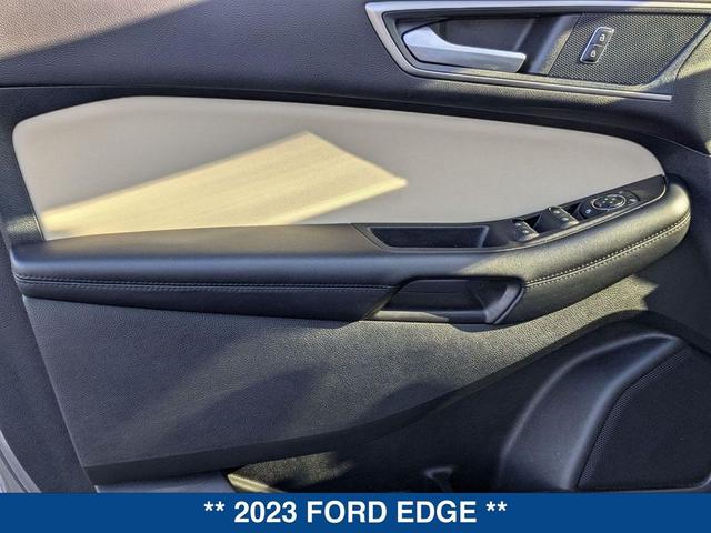 Photo of 2023 CARBONIZED GRAY Ford Edge