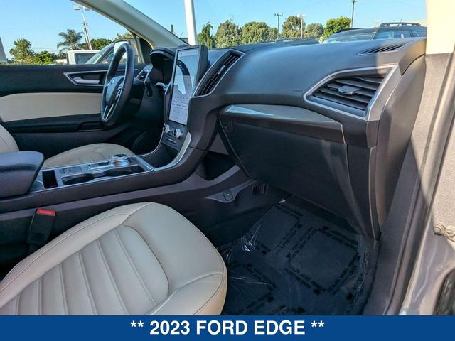 Photo of 2023 CARBONIZED GRAY Ford Edge