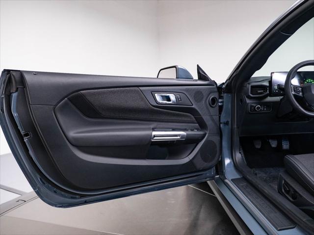 Photo of 2025 VAPOR BLUE METALLIC Ford Mustang