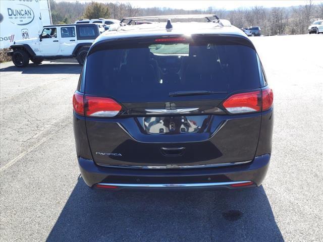 Photo of 2017 Dark Cordovan Pearlcoat Chrysler Pacifica