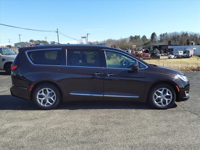Photo of 2017 Dark Cordovan Pearlcoat Chrysler Pacifica