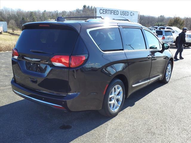 Photo of 2017 Dark Cordovan Pearlcoat Chrysler Pacifica